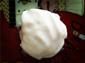 当冰皮不烫手，即可揉皮了。因为面团会沾手，建议带上手套操作。揉的时间长一点，口感更佳细腻，富有弹性。