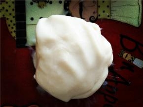 当冰皮不烫手，即可揉皮了。因为面团会沾手，建议带上手套操作。揉的时间长一点，口感更佳细腻，富有弹性。