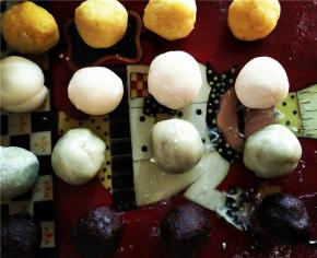 若喜爱抹茶，可将抹茶粉加入面皮继续揉均匀，然后把提前准备好的馅和此时做好的冰皮分成25g的小团（此处用的奶黄馅）。