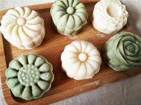 在冰皮团上抹一层糕粉（炒熟的糯米粉），放入磨具压制成型，放入冰箱冷藏后口感更佳。