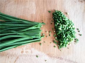 接下来准备馅的制作，韭菜洗净切碎。