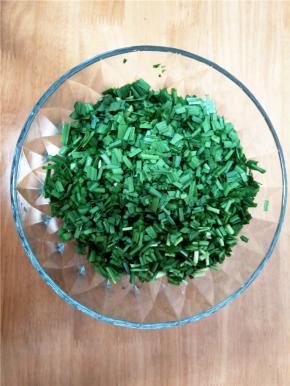 切碎的韭菜装碗。