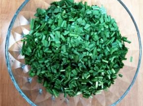 切碎的韭菜装碗。