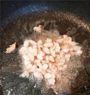 热锅倒油，放入虾仁翻炒一下，加入花椒、鸡精、十三香、五香粉、耗油调味。关火倒入切好的韭菜搅拌均匀。