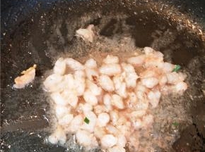 热锅倒油，放入虾仁翻炒一下，加入花椒、鸡精、十三香、五香粉、耗油调味。关火倒入切好的韭菜搅拌均匀。