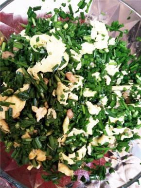 鸡蛋的炒法如同番茄炒蛋里的蛋的做法，将炒好的鸡蛋碎放入韭菜和虾仁里继续搅拌均匀，放盐调味。