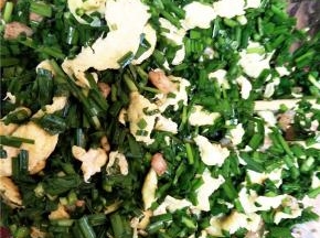 鸡蛋的炒法如同番茄炒蛋里的蛋的做法，将炒好的鸡蛋碎放入韭菜和虾仁里继续搅拌均匀，放盐调味。