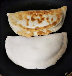 锅内倒入少量油，开小火，放入盒子小火慢烙，注意翻面，以防烙糊。