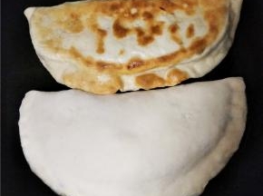 锅内倒入少量油，开小火，放入盒子小火慢烙，注意翻面，以防烙糊。