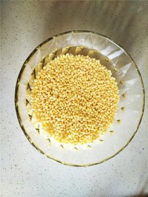 脱皮绿豆洗净泡制24小时，备用。