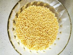 脱皮绿豆洗净泡制24小时，备用。