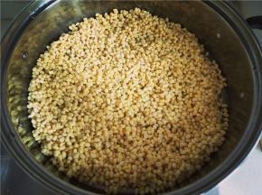 平铺于蒸锅中，中火蒸50-60分钟，待绿豆绵软后关火。