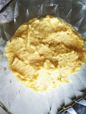 将绿豆粒用料理机搅拌成绿豆泥，过筛后口感更细腻，喜欢颗粒感的可以用勺子压成泥。