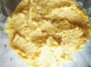 将绿豆粒用料理机搅拌成绿豆泥，过筛后口感更细腻，喜欢颗粒感的可以用勺子压成泥。