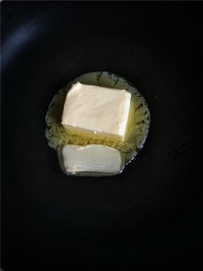 不粘锅烧热，全程开小火，放入黄油。