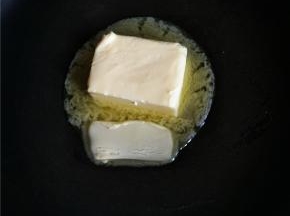 不粘锅烧热，全程开小火，放入黄油。