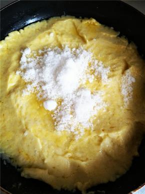 黄油融化后，倒入绿豆泥，不停的翻炒，致使绿豆泥完全吸收油分。待绿豆泥变成绿豆沙状态时，也就是略干时，倒入细砂糖，继续翻拌。