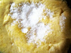 黄油融化后，倒入绿豆泥，不停的翻炒，致使绿豆泥完全吸收油分。待绿豆泥变成绿豆沙状态时，也就是略干时，倒入细砂糖，继续翻拌。