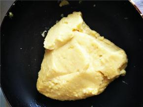 绿豆沙炒制能抱团时，关火，待温度略降低后放入蜂蜜继续翻拌。