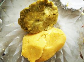 喜欢抹茶的可以取出一部分超好的绿豆沙加入抹茶粉搅拌均匀。