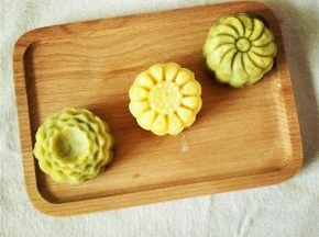 晾凉后的豆沙馅可均匀分成40g的分量，放入50g的磨具压制即可成型。做好的绿豆糕放入冰箱冷藏后口感更佳。