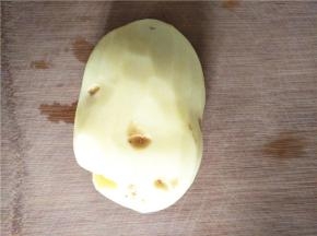 馅料所需食材如下，土豆切丝放盐腌制片刻。