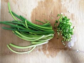 接下来准备馅的制作，腌制好的土豆内放入切好的葱碎。