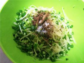 馅中放入鸡精、十三香、花椒粉、五香粉及少许盐，浇热油炝拌。