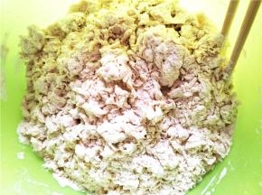 首先进行发面的制作，因为是发面，所以需提前至少2小时完成发面工作，将发酵粉用温水溶解后慢慢加入面粉中，用筷子搅拌，随后根据面粉状态逐渐加入牛奶，直至面粉成如下面絮状。