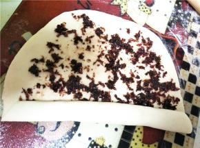 面皮上放入少许油涂匀后放入玫瑰酱（超市买即可），然后从面皮底端向上卷起。