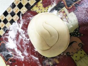 卷好的面团在如下方式卷成团。