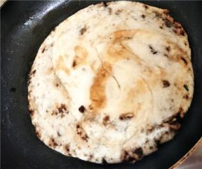 锅内倒入少量油，开小火，放入饼慢烙，注意翻面，以防烙糊。
