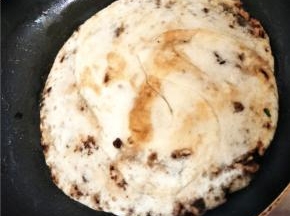 锅内倒入少量油，开小火，放入饼慢烙，注意翻面，以防烙糊。