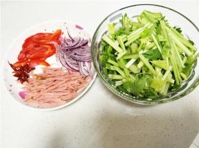 香芹洗净切段，火腿、甜椒、洋葱切丝、干辣椒切段备用。