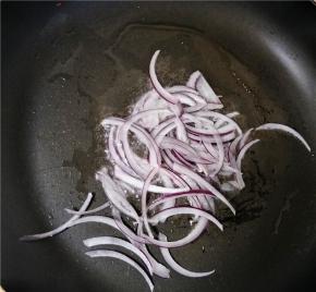 热锅冷油，待油温微热放入洋葱丝煸炒出香味。