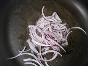 热锅冷油，待油温微热放入洋葱丝煸炒出香味。