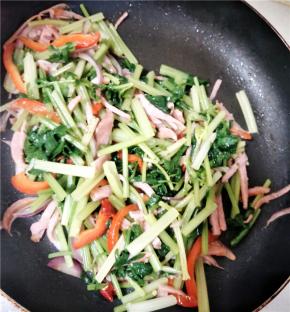 放入过好水的香芹开大火迅速翻炒，并放入鸡精、五香粉、花椒粉、少许海鲜酱油、耗油调味。