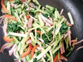 放入过好水的香芹开大火迅速翻炒，并放入鸡精、五香粉、花椒粉、少许海鲜酱油、耗油调味。