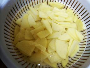 土豆切片洗净淀粉待用，胡萝卜姜片同样切片。