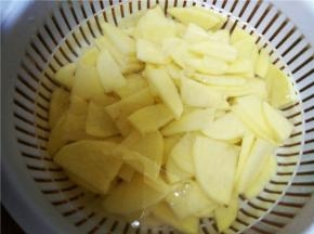 土豆切片洗净淀粉待用，胡萝卜姜片同样切片。