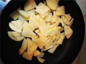 放入沥干水分的土豆片快速翻炒，并放入鸡精、五香粉、花椒粉、孜然粉及少许耗油、生抽调味。