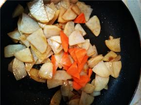 放入胡萝卜继续快速翻炒，防止粘锅。