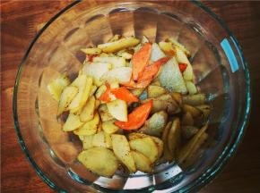 快速翻炒断生后放盐调味出锅。