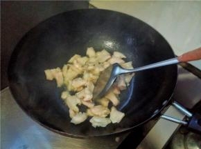 锅中倒入油热锅，倒入肥肉先煎至金黄