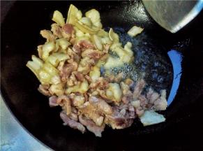 肥肉炒至金黄，倒入瘦肉翻炒