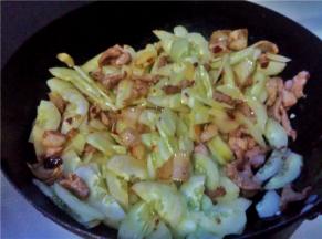 倒入黄瓜片，快速翻炒