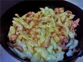 倒入黄瓜片，快速翻炒