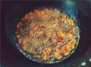 锅中倒油热锅，倒入火锅料，姜蒜爆炒