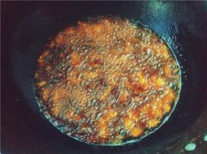 锅中倒油热锅，倒入火锅料，姜蒜爆炒