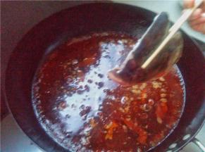 爆炒一会后往锅中倒水，加入鱼头